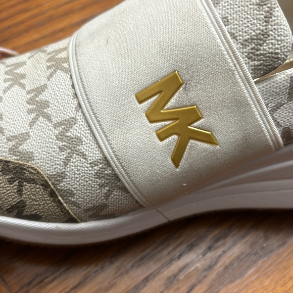 cream and brown slip on shoes. Worn a couple times per friendly home smoke free - Picture 5 of 5